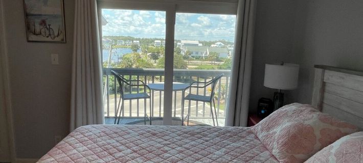 Partial Ocean Views, One Row Back, Cute and Comfortable Carolina Beach Condo. Hotels in Federal Point