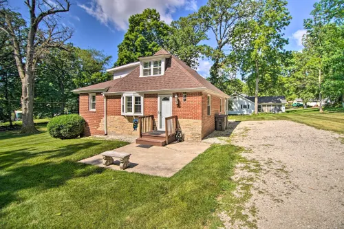 Sun-Lit Lake Geneva Sanctuary w/ BBQ Patio! - Homestays