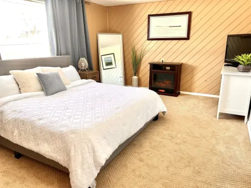 Walkable, modern, spacious village home, dockage, hot tub, fenced in yard. Hotels in Clayton