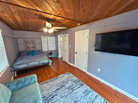 Spacious 4 bedroom home in beautiful Columbus with WiFi, crafted for family fun. Отели рядом с Аэропорт Порт-Колумбус