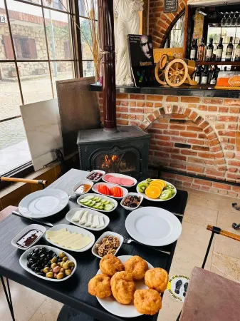 Rebetika Hotel & Bistro