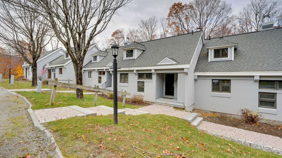 Sunny Stratton Townhome ~ 1 Mi to Skiing!