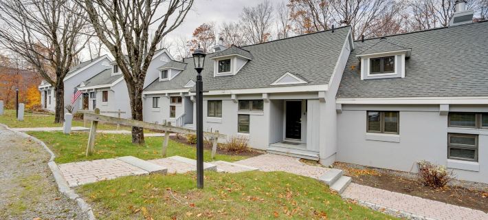 Sunny Stratton Townhome ~ 1 Mi to Skiing! Hotels in Страттон