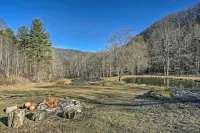 Emerald Gate Farm Cabin w/ on-Site Fishing Pond! - parking