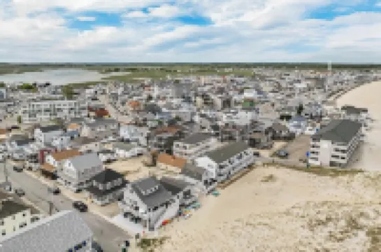 2BD Island Section Gem • Pet Friendly • Walk to Sand • Weekly Discount