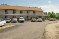 Super 8 by Wyndham Red Wing - parking