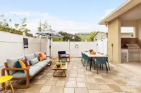 Sleeps 18! Pool, Hottub, Game Room, Blocks to Beach Vilano Villa by Avantstay فنادق في Vilano Beach