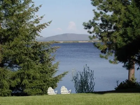 Beautiful view of the lake with patio and BBQ. Отели рядом с достопримечательностью «Train Mountain Railroad Museum»