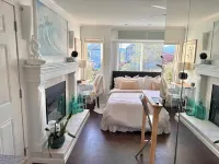 Park Side Getaway! Beautiful studio next to park. Hotel in zona Simon Fraser University