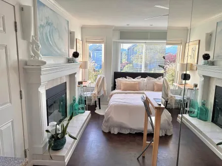 Park Side Getaway! Beautiful studio next to park. Отели рядом с достопримечательностью «Университет Саймона Фрезера»