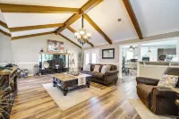 Charming Texarkana Home Lake and Pool Access! - 3-Star