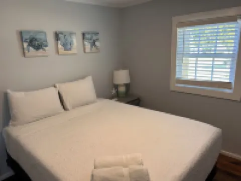 Charming 3-bedroom bungalow in Sneads Ferry with boat dock and gazebo access