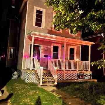 Spacious 6-bedroom house with WiFi, AC  and free Parking in brilliant Buffalo Hotel Exterior