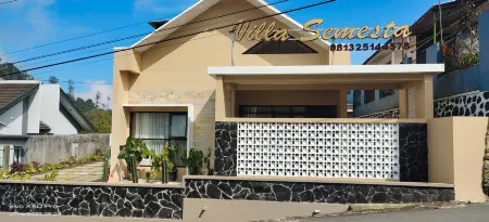 Villa Semesta Отели рядом с достопримечательностью «Lapangan Bukit Mongkrang»