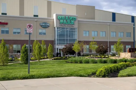 Rest & Rally Retreat – Your Game Day Getaway Just 5 Minutes from Grand Park! Отели рядом с достопримечательностью «Гранд Парк Спортс Кампус»