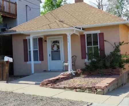 Perfect Miner's Cottage Отели рядом с достопримечательностью «Most Holy Trinity Church»