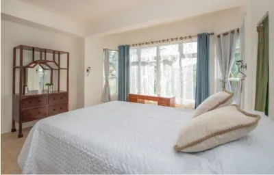 3 bedroom apartment- 5 mins to beach & Town  호텔