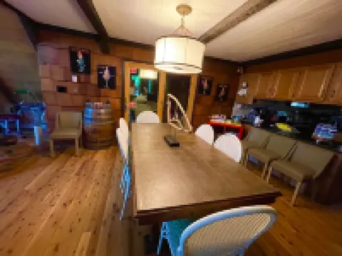 By the Lake💥3.5 M to Ski Resort💥Huge Deck💥Privacy💥NEW Hot Tub💥Fast Wi-Fi💥Piano