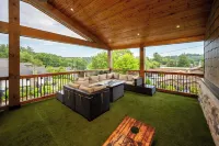 6 Br Luxury Home on Main Street in Downtown Blowing Rock + Hot Tub!