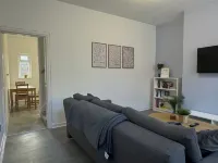 Modern Spacious 2 Bedroom House in Leigh, Free Parking