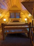 Cozy, Charming Two Bedroom McKenzie Bridge River Front Cabin for 2 Guests,