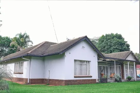 Cozy Suburban Home with big pool, <5 minutes to City, Avondale/Groombridge shops Отели рядом с достопримечательностью «Roman Catholic Church»