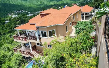 Chrissy Villa 1 Bedroom Penthouse Отели в г. Soucis