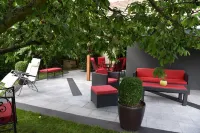 Le Cerisier: superb comfortable property with air-conditioned rooms and garden.