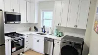 Cozy 2Br Retreat in Greenwich. Walk to Restaurants & Beach! Off-Street Parking. Hotel a Greenwich