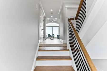 Expansive Bayfront Home w/ Heated Saltwater Pool & Dock Отели рядом с достопримечательностью «Island Massage»