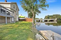Riverfront Dock and Hot Tub - Stunning Modern Retreat