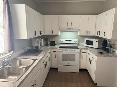 3-bedroom house in tranquil Palatka with AC and High-Speed Internet Отели в г. Палатка