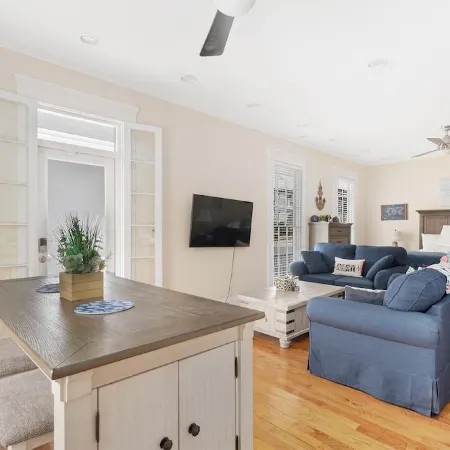 Downtown Bristol Condo Near Ferry & Waterfront Отели в г. Бристоль