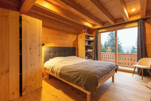 Beautiful modern chalet, exceptional mountain and pine views