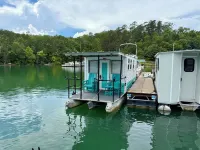 Little Palm • Tiny Houseboat on Norris Lake! فنادق في Claiborne County