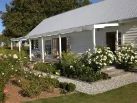 Riverbank Cottage Hotels in Rapaura