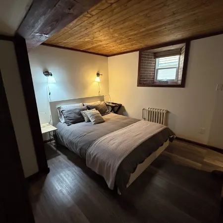 Stylish unit in Victorian house located on South Park Street. Private Garden.