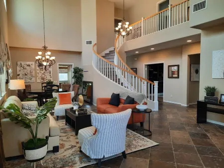 Spacious 4Br Home • 2 King Beds • Quiet Gated Community • 30+ Day Stay Отели рядом с достопримечательностью «Парк Хидден Хилс»