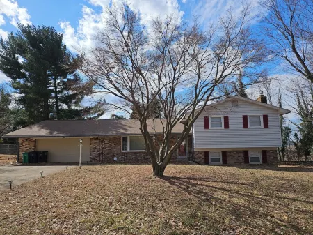 Spacious 4-bedroom house in nice Oxon Hill with WiFi, fitness room