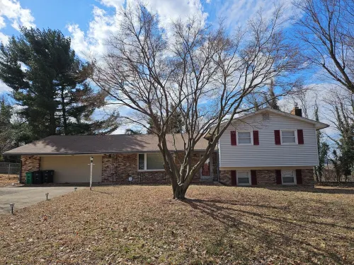 Spacious 4-bedroom house in nice Oxon Hill with WiFi, fitness room فنادق في National Harbor