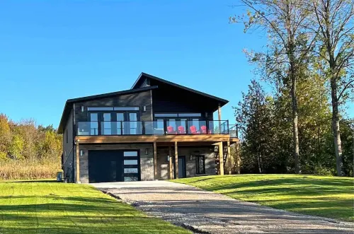 Spacious modern cottage with incredible views in the Bruce Peninsula