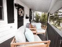 2 BATHROOM Executive Cottage with Office Hotels in Sarnia