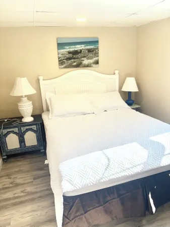 Just Renovated Charming 2 Bedroom Cottage