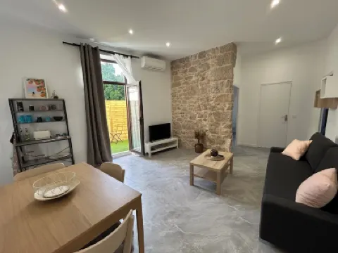 2-room apartment with terrace 15 min from Monaco 奧古斯都勝利紀念碑附近的飯店