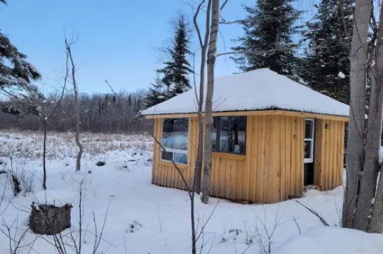 Very Private, Secluded, Nature, Pet Friendly, NO NEIGHBOURS -Red Pine cabin