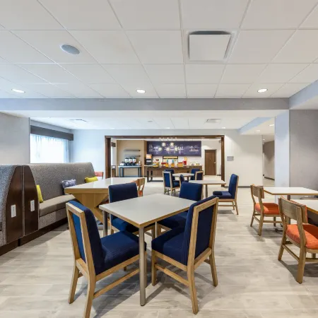 Hampton Inn by Hilton Kansas City Southeast Отели рядом с достопримечательностью «Стадион «Эрроухед»»