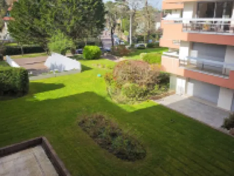 Fully renovated contemporary apartment 100m from town center and 500m from beach