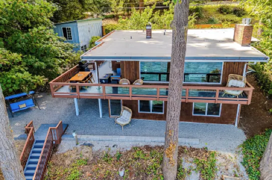 Waterfront Vashon Island Home, Beach Access & View