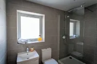 Padley; woodland lodge for 2-4 with hot tub, BBQ, near Alton Towers.