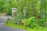 Pool Access & Hot Tub! Smoky Mtn Gatlinburg Cabin - Kitchens